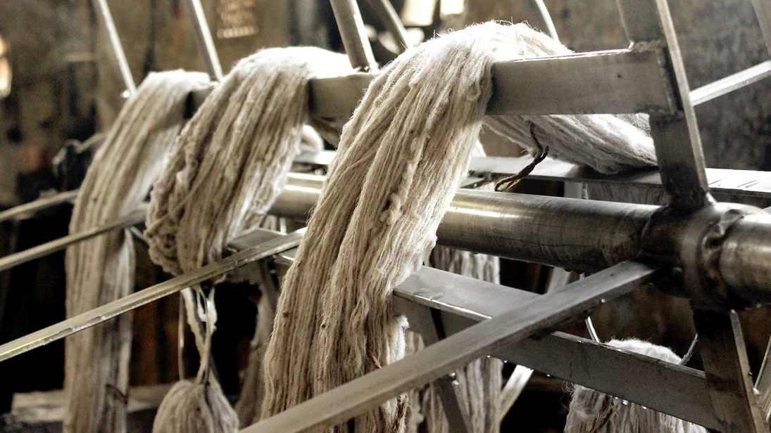 Echeveaux teints dans des cuves de cuivre a notre atelier