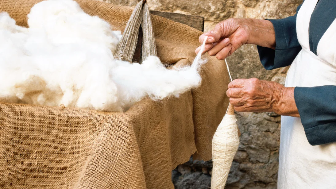 Filage a la main de la laine sur un charkha dans notre atelier du Rajasthan