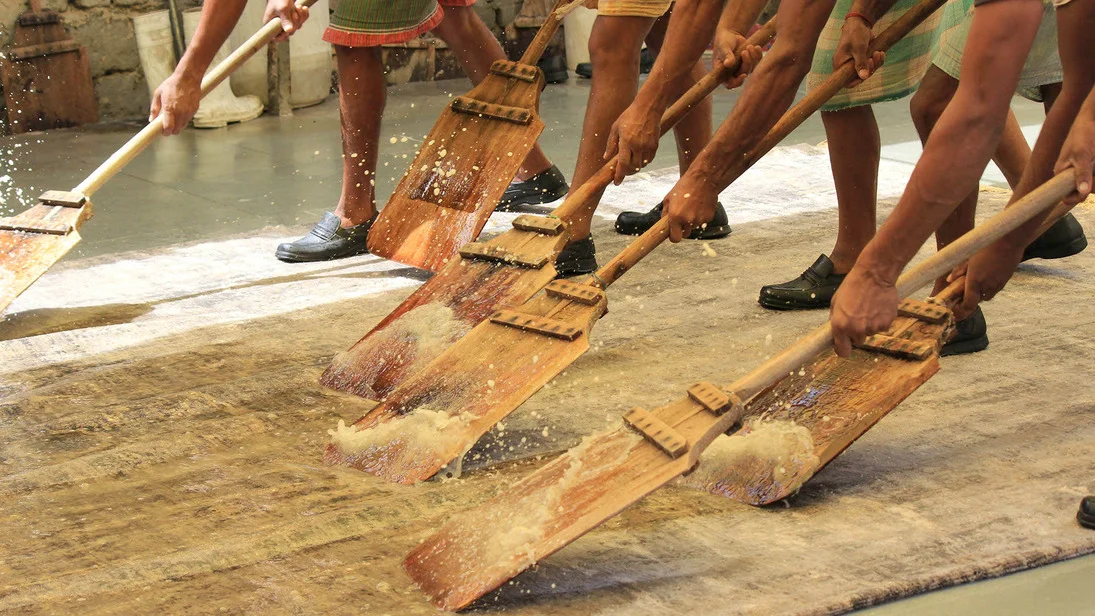 Un tapis lave et battu au ghat de lavage
